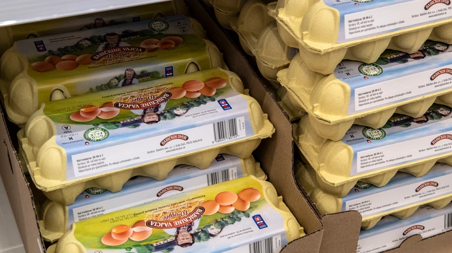 Najväčšie reťazce sa zaviazali skončiť s predajom vajec z klietkového chovu. Ako sa im v tom darí?