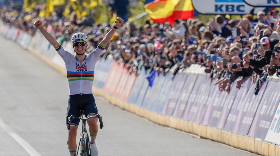 Slovinský fenomén opäť demonštroval svoju silu. Tadej Pogačar ovládol prestížne preteky v tvrdej konkurencii