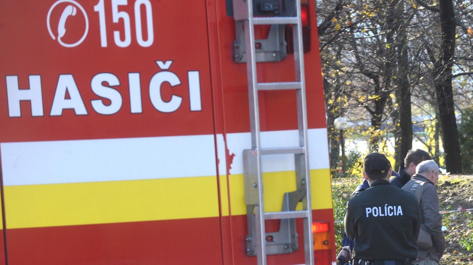 V Humennom zasahovali hasiči pri rozsypanom neznámom bielom prášku