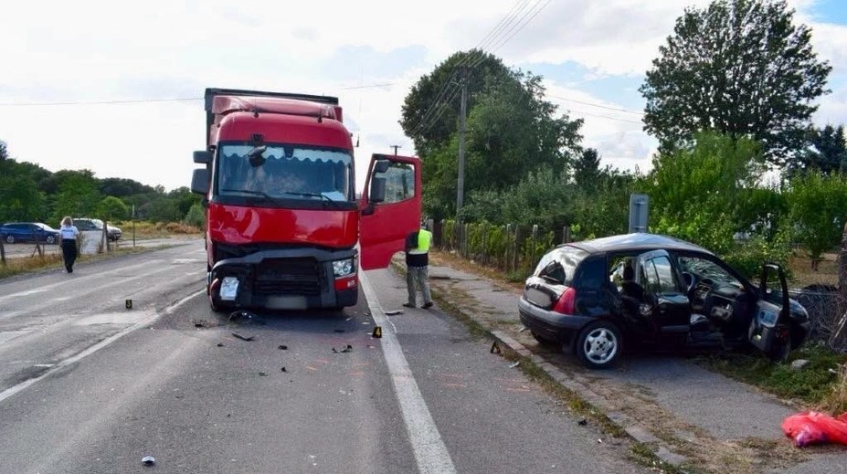 FOTO: Tragická nehoda pri Šahách. Žena pri otáčaní sa vošla do cesty nákladiaku