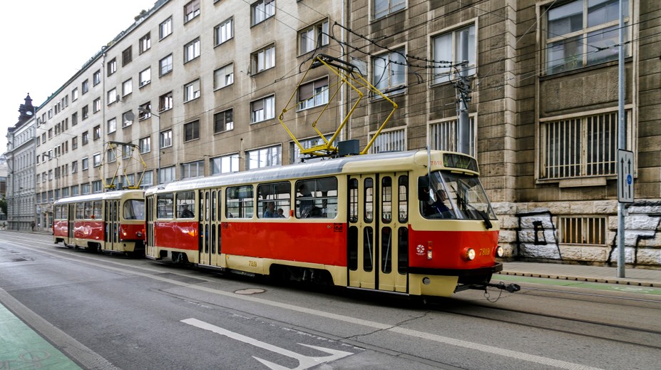 VIDEO: Láskavý skutok vodičky električky. Nemala srdce vyhodiť ženu bez domova do zimy
