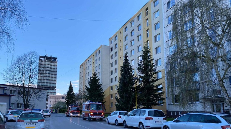 Po výbuchu v paneláku v Považskej Bystrici evakuovali 26 ľudí, statik im povolil vrátiť sa domov
