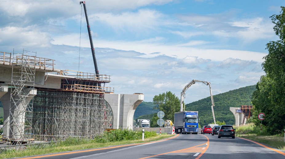 Výstavba R2 pri Mýtnej bude meškať vyše roka, hoci cestu mali otvoriť už o pár dní
