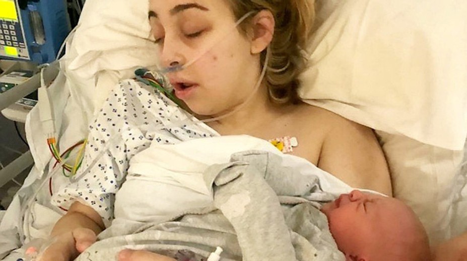 Tínedžerka upadla do kómy po tom, čo sa sťažovala na bolesti hlavy. Keď sa prebudila, zažila šok