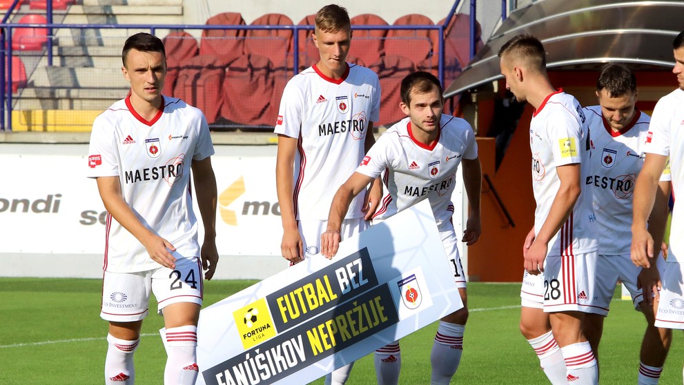 Na snímke hráči Ružomberka prišli s tabuľou Futbal bez fanúšikov neprežije pred zápasom MFK Ružomberok – FK Senica.