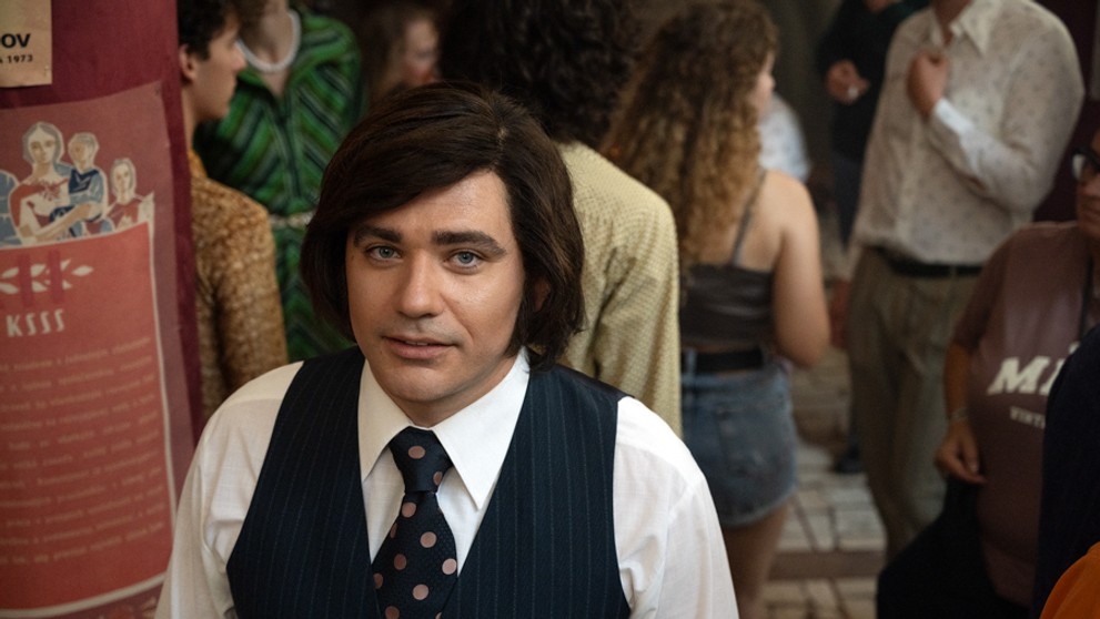 Vojta Kotek ako Karel Gott vo filme Duchoň