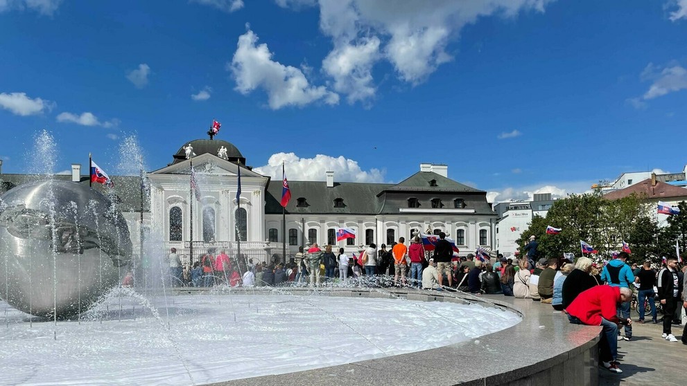 Protest pred Prezidentským palácom.