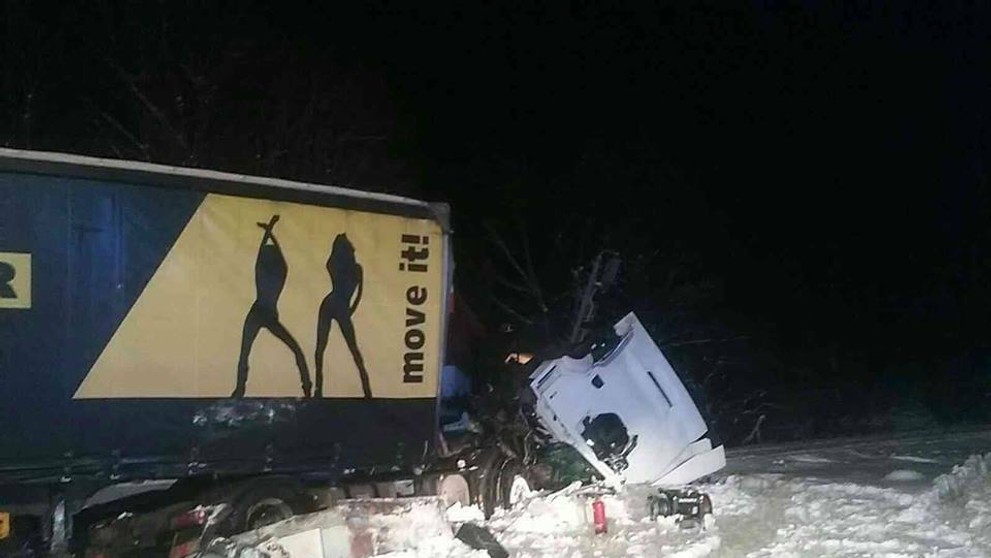 Zrážka vlaku a kamiónu v obci Podvysoká.