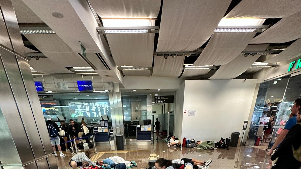 Slovenky strávili noc vo vytopenej letiskovej hale