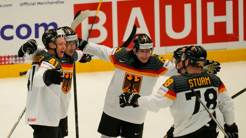 Nemci oslavujú gól Jonasa Mullera.