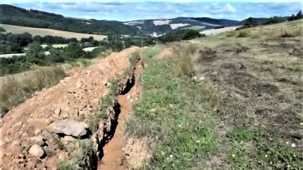 Dlhé jamy po vykopaných kábloch pri obci Kojatice.