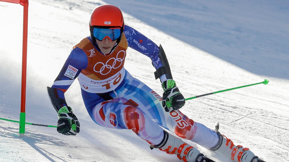 Fínsky tínedžer Eeli Tolvanen (v strede) oslavuje svoj gól v dueli na ZOH 2018 proti Nemecku so spoluhráčmi Samim Lepistöm (vľav