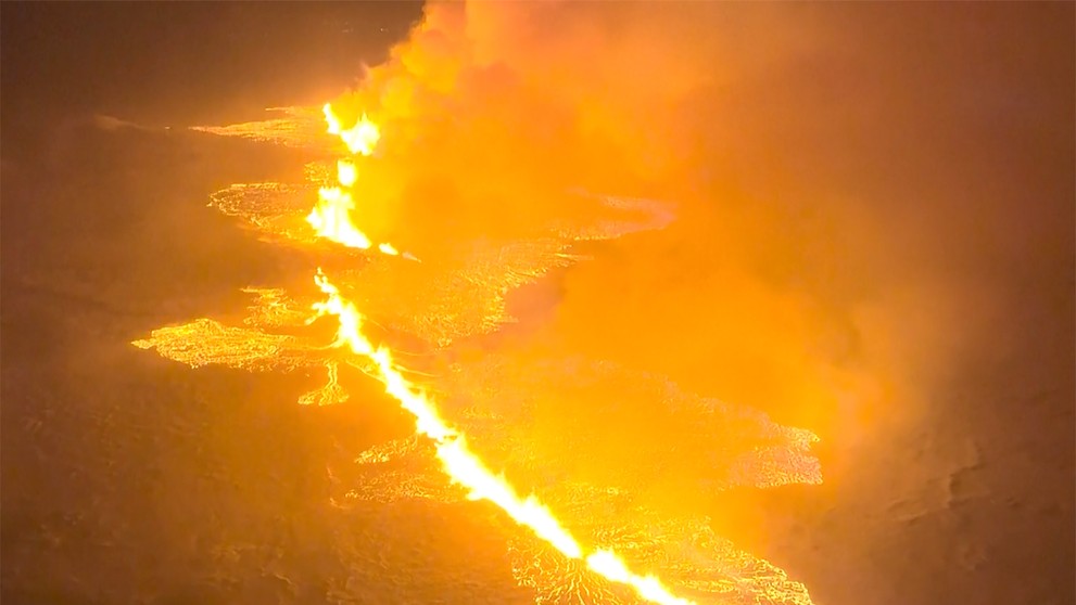 Láva tečie po erupcii sopky, ku ktorej došlo na polostrove Reykjanes na juhozápade Islandu