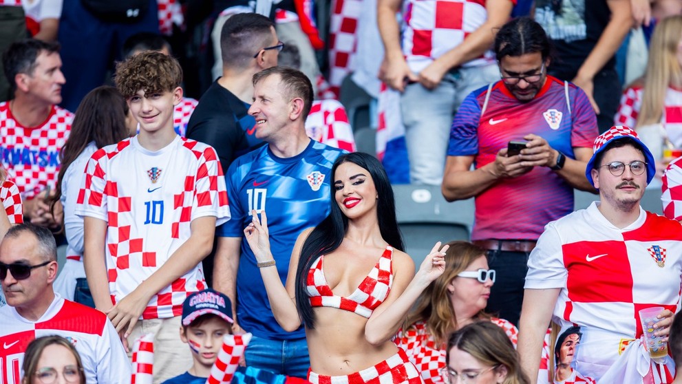 Ivana Knoll - najznámejšia fanúšička Chorvátska počas zápasu proti Španielsku.
