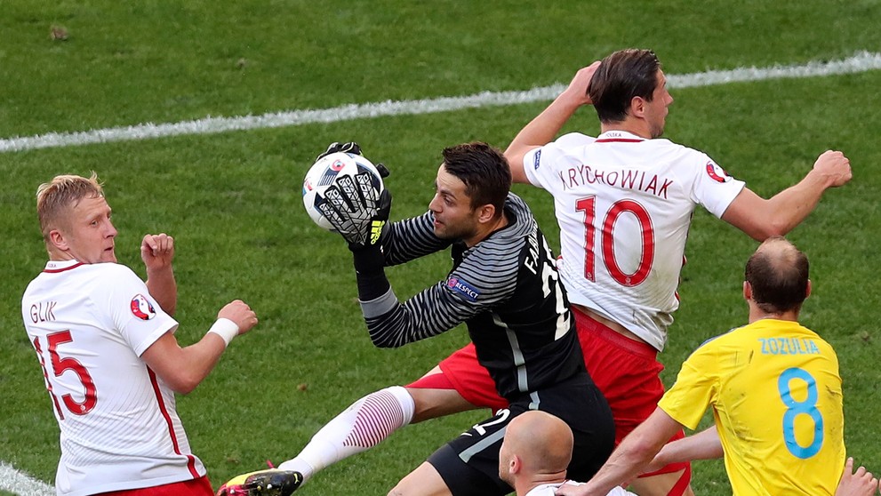 Poľský gólman Lukasz Fabianski chytá loptu v dueli proti Ukrajine na ME.