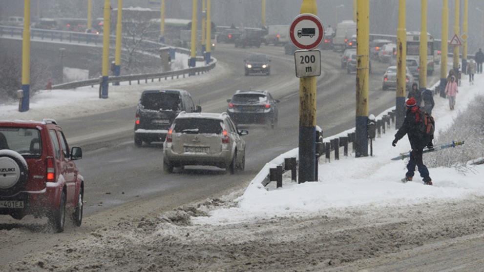 Autá na ceste hore na Furču tesne po tom, ako polícia uvoľnila zastavenú premávku.