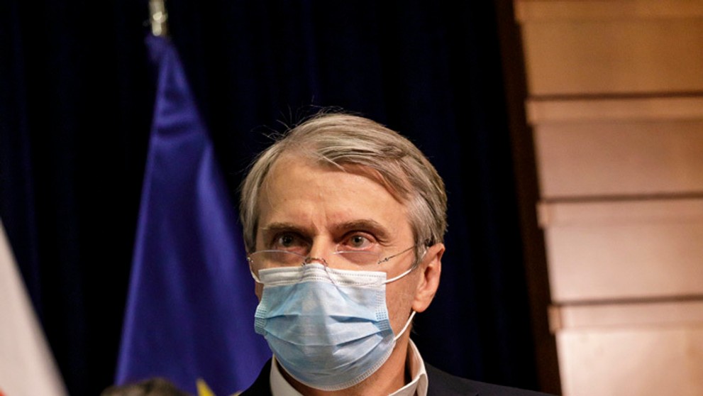 Zdravotné sestry ležia na zemi a zobrazujú kolegov, ktorí zomreli počas boja proti novému koronavírusu.