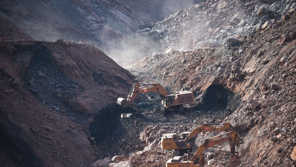 Záchranné práce na mieste zosuvu.