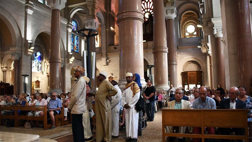 Prišli si uctiť zabitého kňaza.