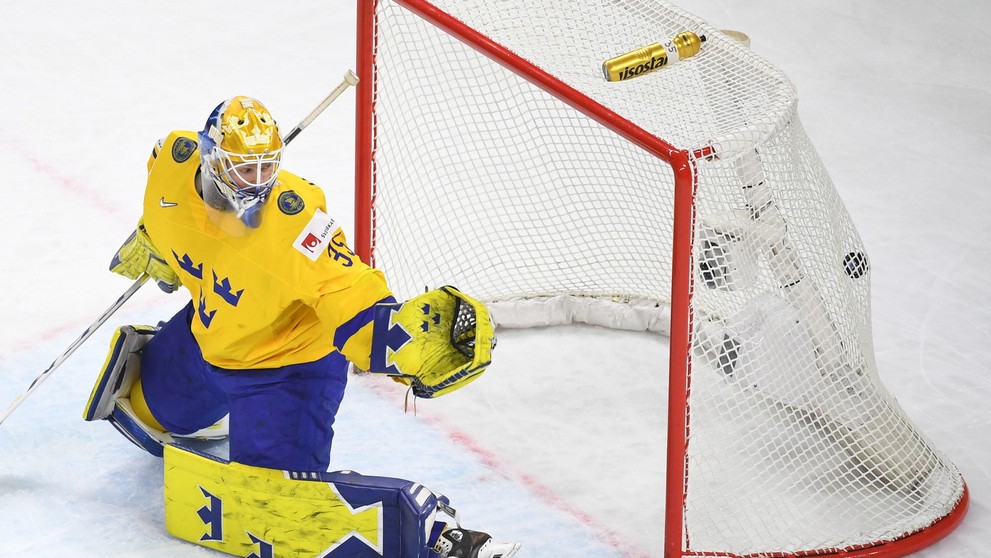 Magnus Hellberg dostáva gól po teči Tomáša Jurča.