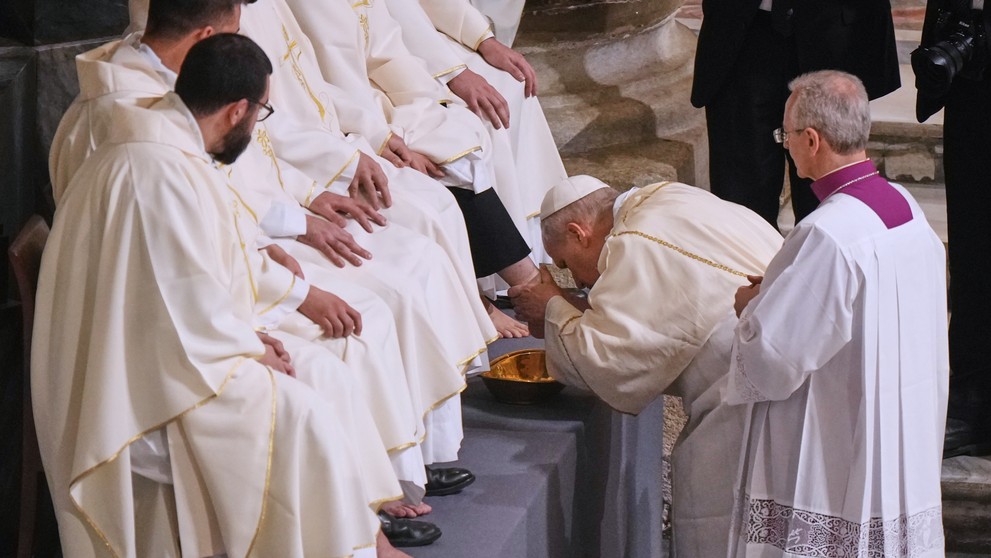 Pápež umyl nohy 12 kňazom