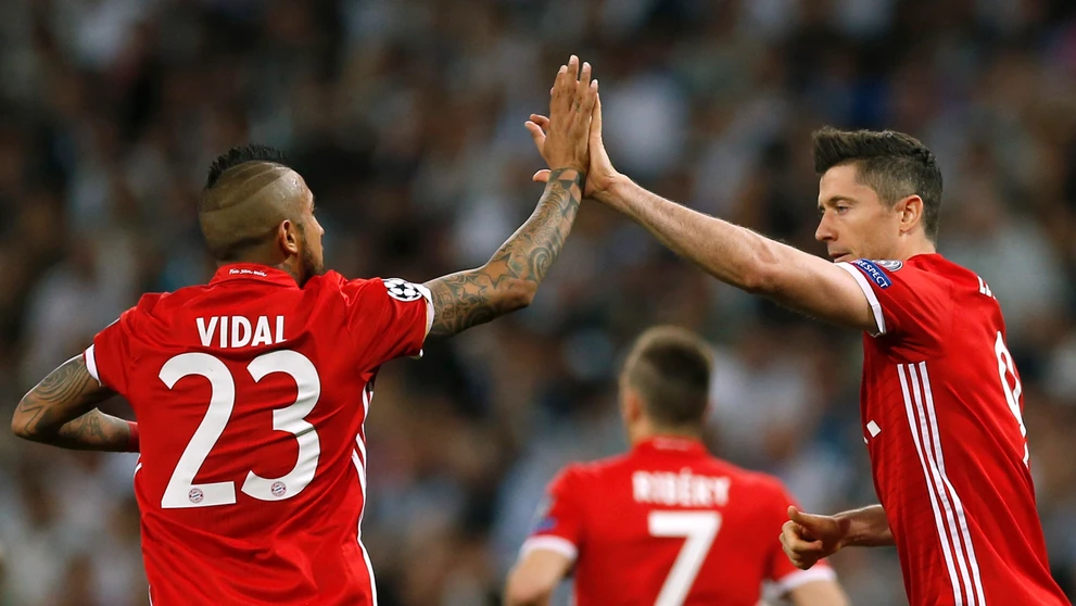 Arturo Vidal (vľavo) a Robert Lewandowski z Bayernu sa tešia z gólu v odvete štvrťfinále LM proti Realu Madrid.