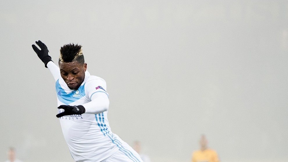 Steve von Bergen (dole) z YB Bern sa snaží zastaviť Juniora Kabanangu z Astany v dueli EL. 