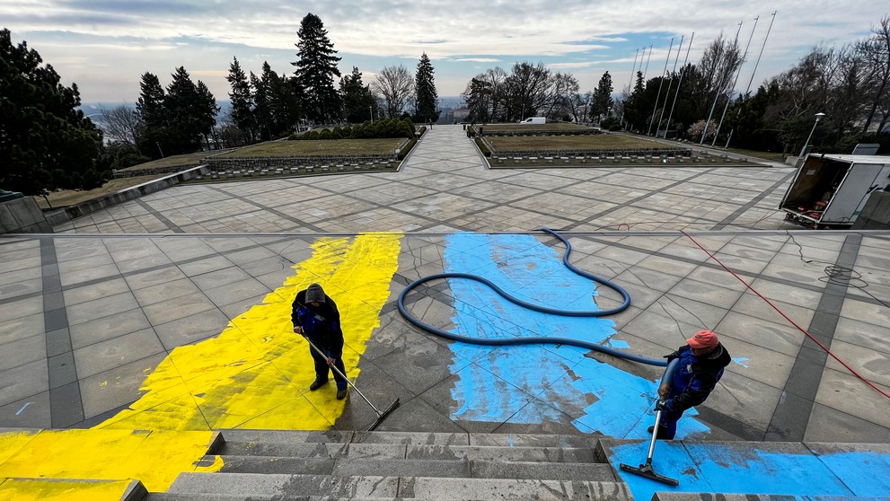 Čistenie pamätníka na Slavíne.