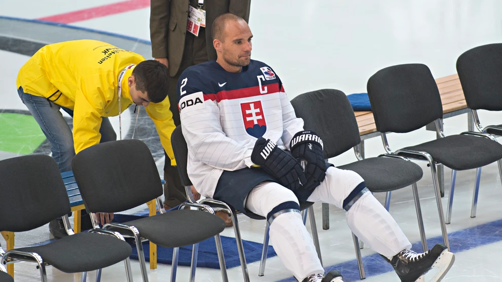 Kapitán Andrej Sekera si pri spoločnom fotení sadol ako prvý.