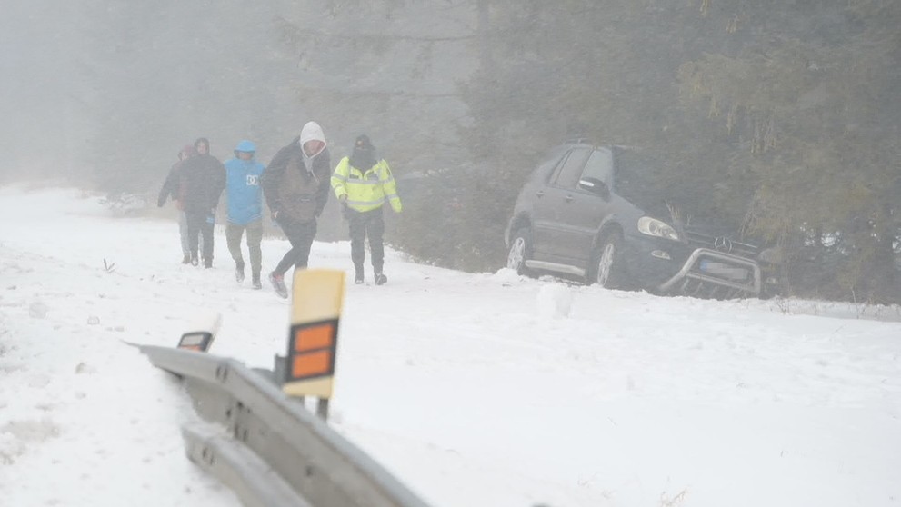 Pri silný vietor skončili niektoré autá aj mimo cesty
