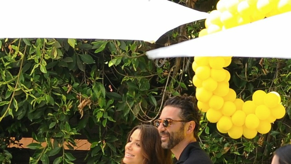 Eva Longoria čaká chlapčeka. 
