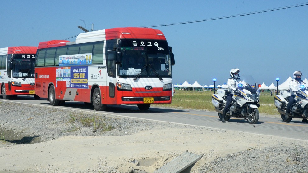 V Južnej Kórei evakuujú desiatky tisíc skautov z pobrežia pred príchodom tropickej búrky Khanun.