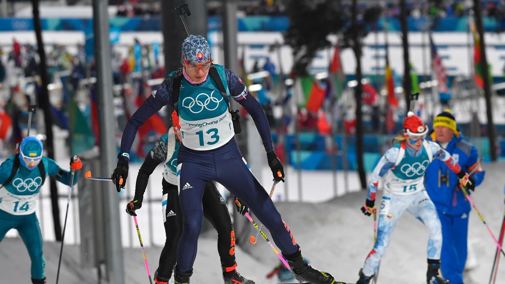 Slovenská biatlonistka Anastasia Kuzminová sa raduje v cieli zo zisku striebornej medaily.