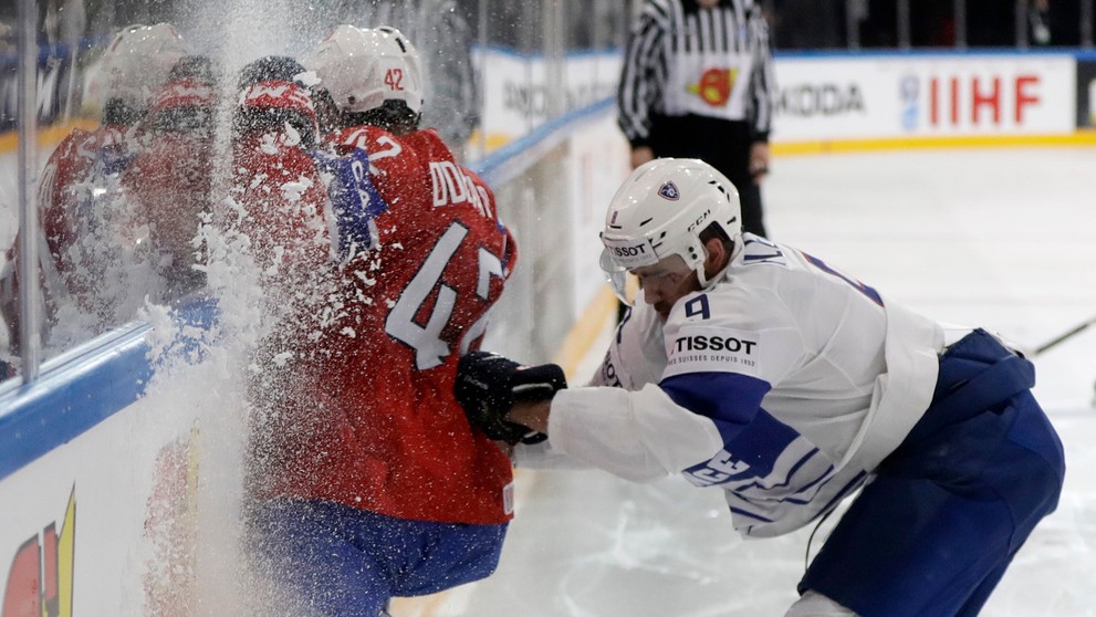 Francúz Damien Fleury odtláča od puku Nóra Henrika Odegaarda.