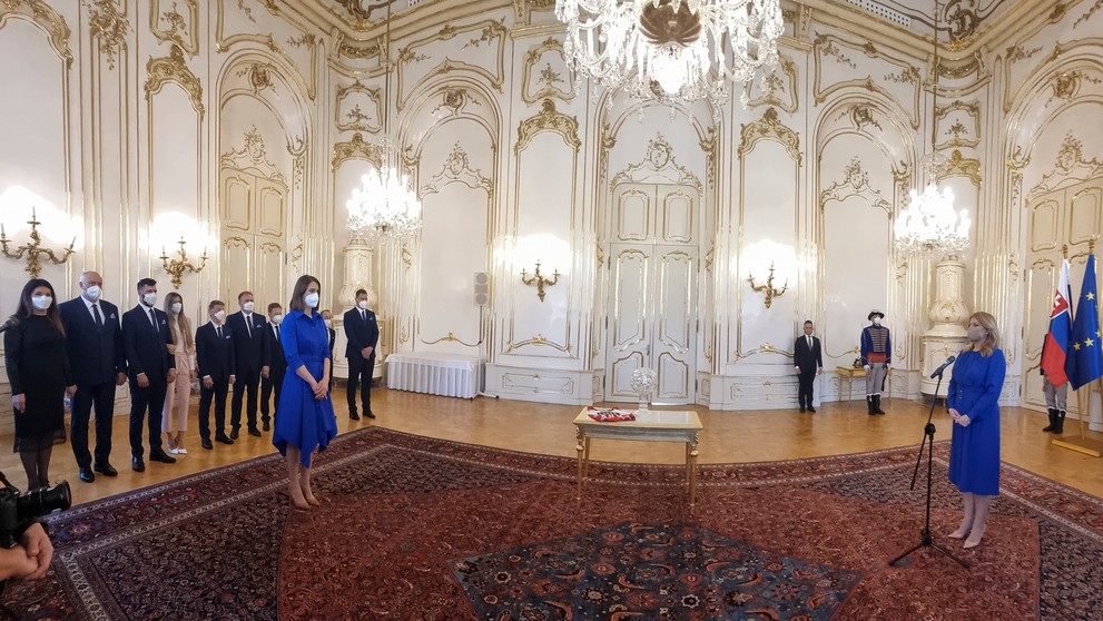 Na snímke vpravo prezidentka SR Zuzana Čaputová a vľavo Petra Vlhová.