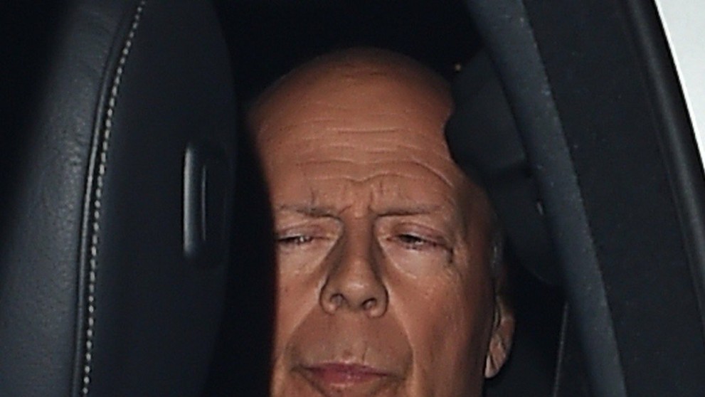 Herec v sprievode svojej ochranky.