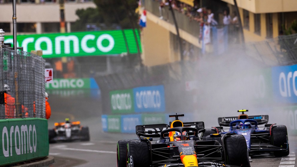 Max Verstappen počas pretekov v Monaku