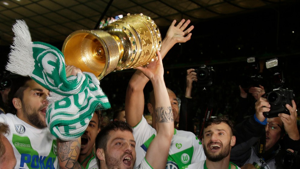 Nemecký pohár v rukách hráčov Wolfsburgu.