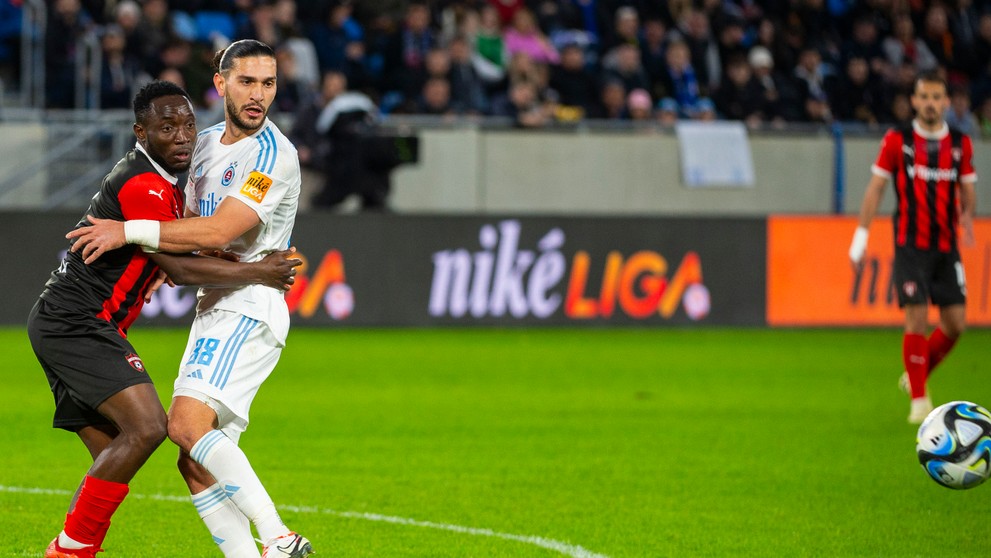 Zľava Philip Azango (Trnava) a Kyriakos Savvidis (Slovan) a Lukáš Pauschek (Slovan) v 2. kole nadstavbovej časti Niké ligy v skupine o titul.