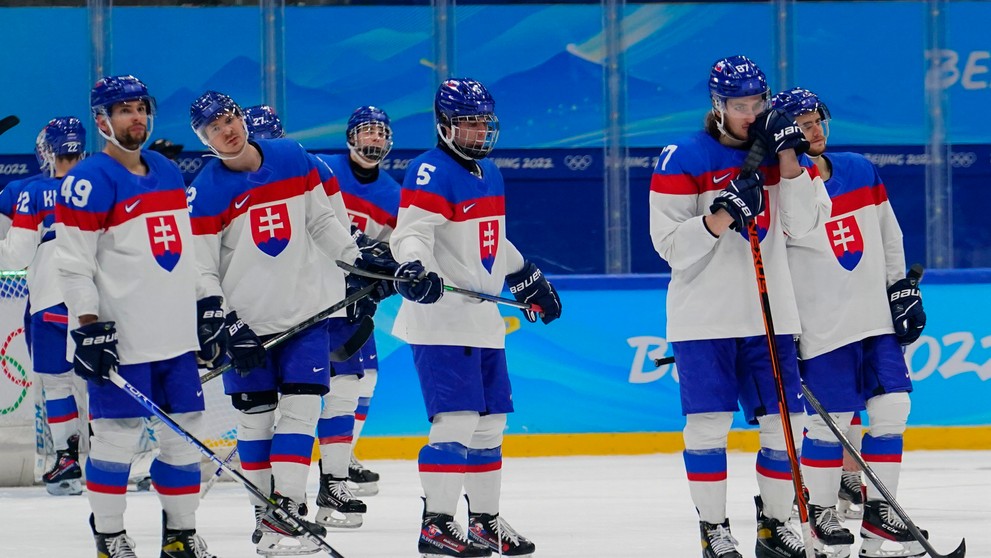 Smutní Slováci po prehre v semifinále ZOH 2022 proti Fínsku.