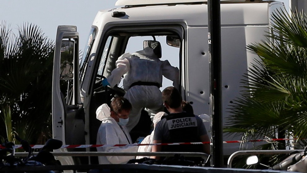 Vyšetrovatelia prehľadajú nákladiak, ktorým útočník vrazil do davu ľudí.