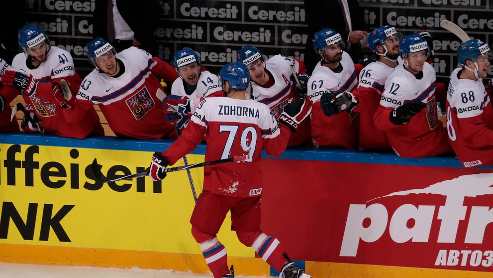 Český útočník Tomáš Zohorna sa teší so spoluhráčmi po strelení úvodného gólu z trestného strieľania na MS v Rusku.
