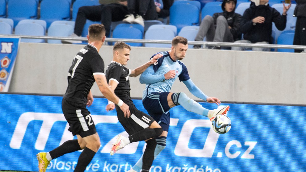 Sprava Aleksandar Čavrič (Slovan), Matúš Kmeť a Hilary Gong (obaja Trenčín) v 10. kole Niké ligy.