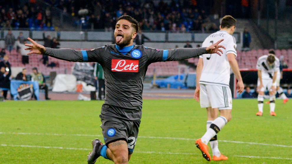 Na snímke hráč Neapola Lorenzo Insigne oslavuje gól