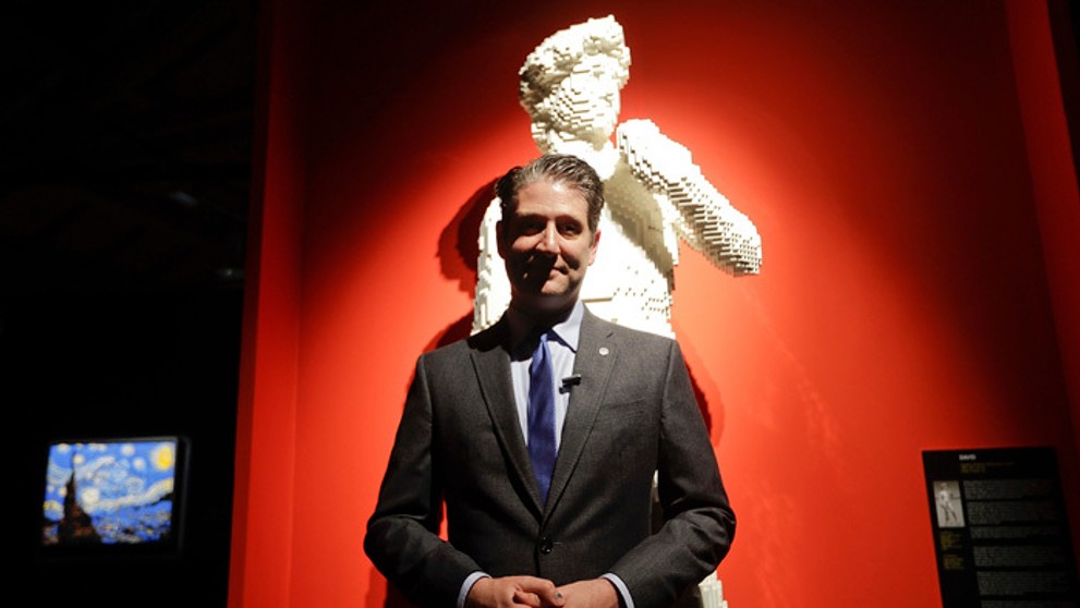 Americký umelec Nathan Sawaya s replikou Michelangelovho David z lega.