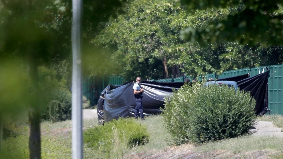 Francúzska polícia pátra po druhom mužovi.