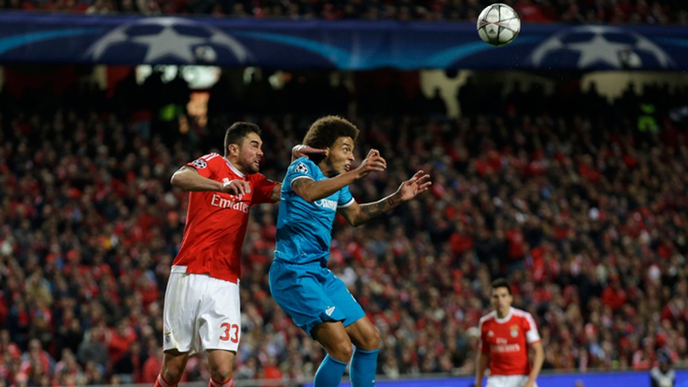 Hráč Benfica Lisabon Jardel bojuje o loptu s Axelom Witselom (Zenit Petrohrad) počas osemfinále LM. 