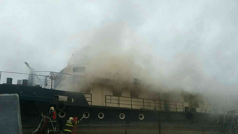 Požiar lode v Bratislave.