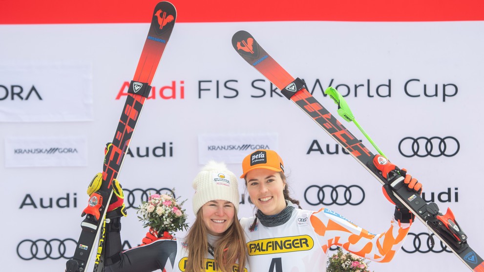 Petra Vlhová s víťazkou Valerie Grenierovou.