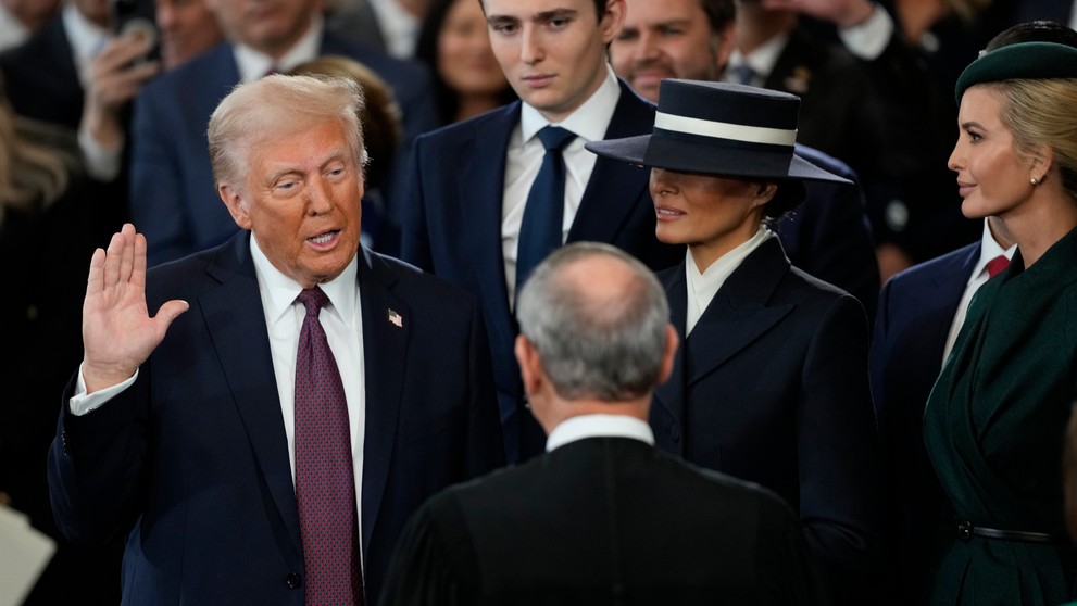 Americký prezident Donald Trump skladá prísahu do rúk predsedu Najvyššieho súdu USA Johna Robertsa